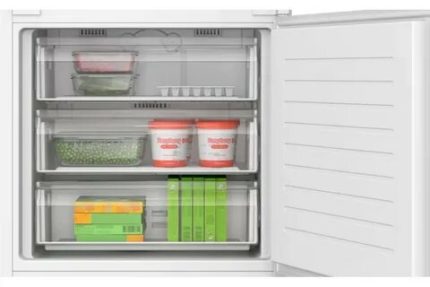 Встраиваемый холодильник Bosch KBN96NSE0 Serie 2, Home Connect, 1935 x 708 x 548 мм, слайдерное крепление дверей, SN-ST, Объем 383 (285+98)л, NoFrost в морозильном отделении, LED-освещение, SuperFreeze, 4 полки из ударопрочного стекла, дверной упор правый (перенавешиваемый). электронная регулировка и контроль температуры, автоматика оттаивания в холодильном отделении, класс энергопотребления A+,VitaFresh