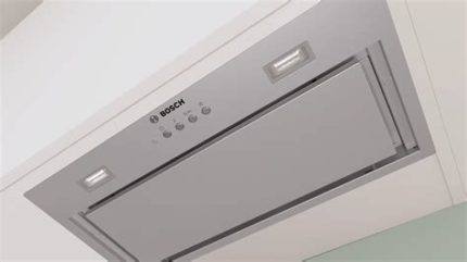 Встраивамая вытяжка Bosch DLN56AC50 52 см, производительность до 570 м3/ч., 3 ступен и + интенсивный режим, LED-освещение, кнопочный переключатель
